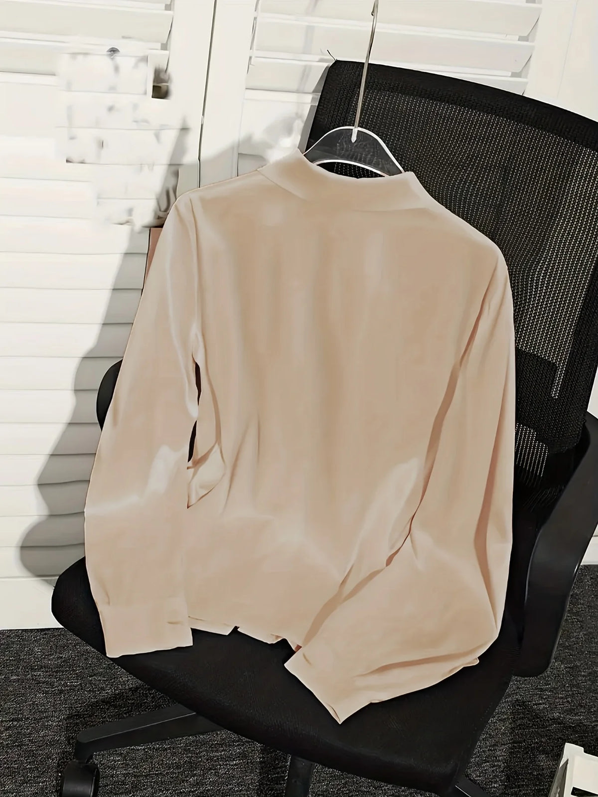Camisa de satén de manga larga con cuello drapeado (tallas grandes)