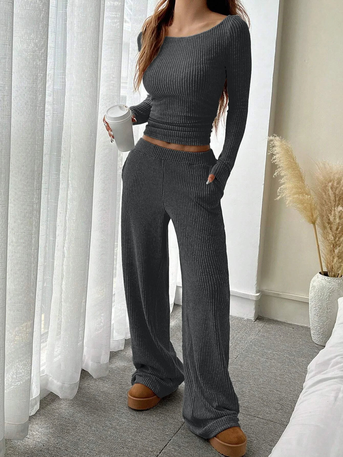 Conjunto de canalé: jersey de cuello redondo y pantalón ancho