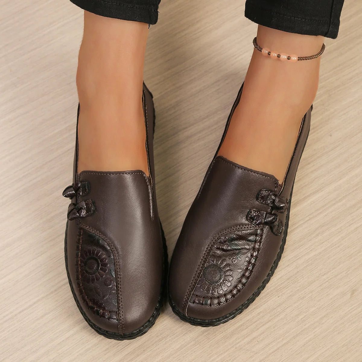 Mocasines con relieve floral para mujer