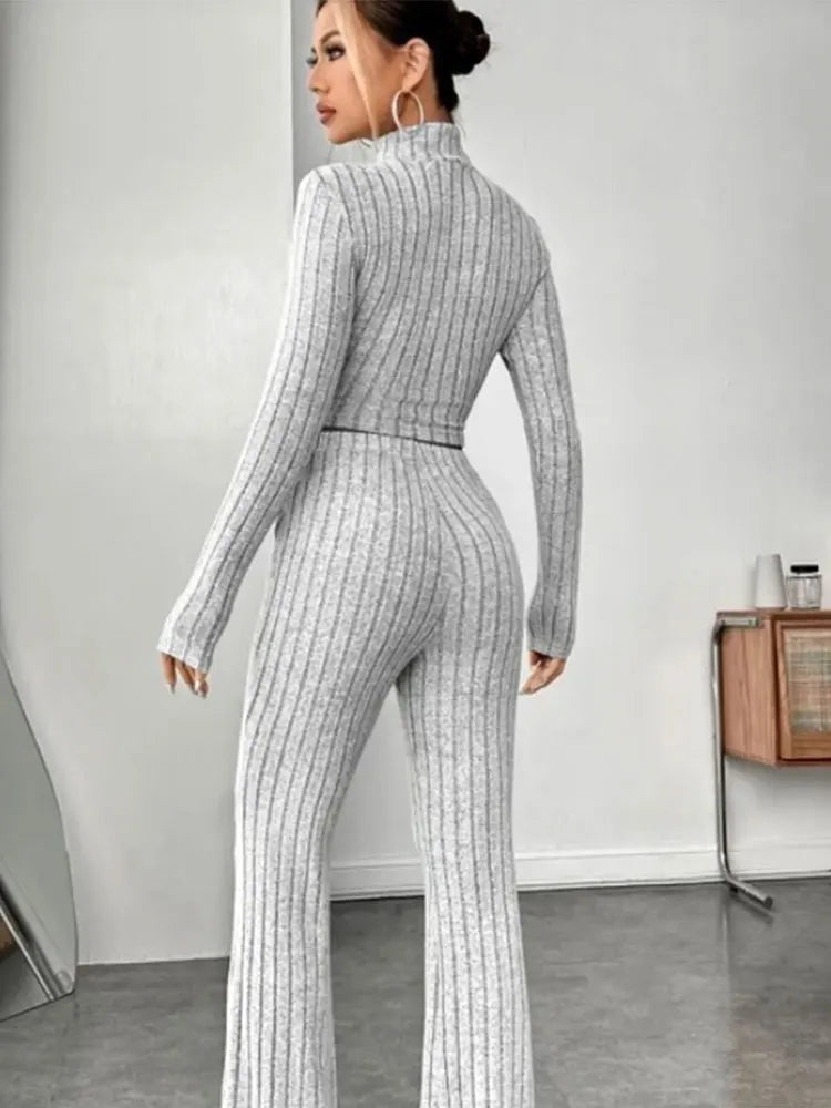 Conjunto de canalé: top de cuello alto y pantalón campana