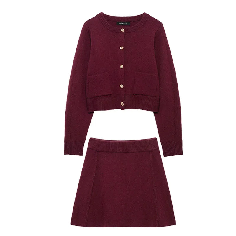 Conjunto de punto: chaqueta con botones y minifalda