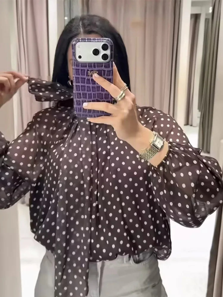 Blusa de lunares con cuello alto