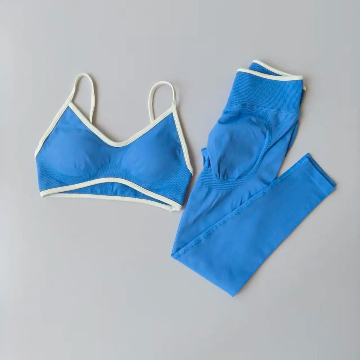 Conjunto deportivo sin costuras: sujetador de tirantes y mallas
