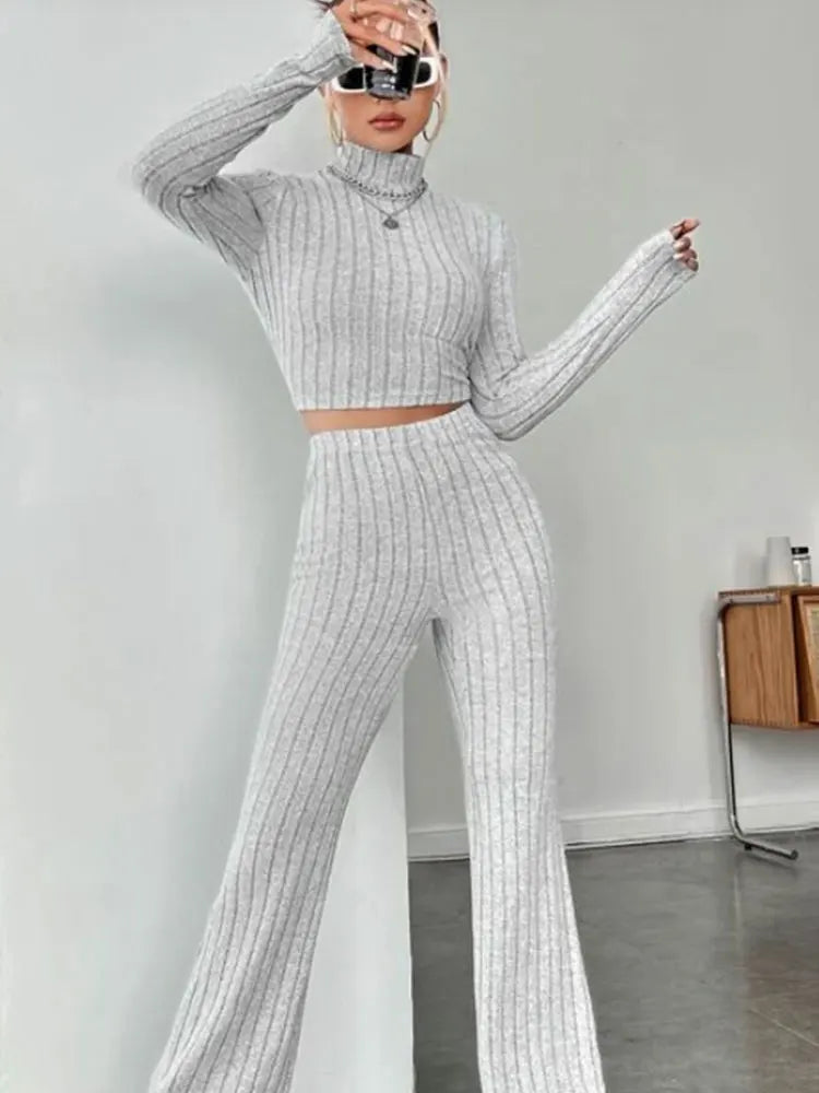 Conjunto de canalé: top de cuello alto y pantalón campana
