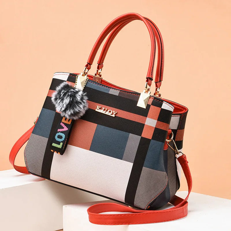 Bolso de mano de patchwork con pompón