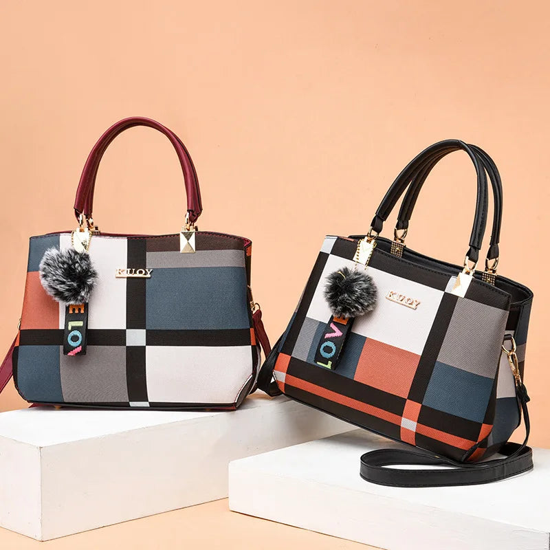 Bolso de mano de patchwork con pompón
