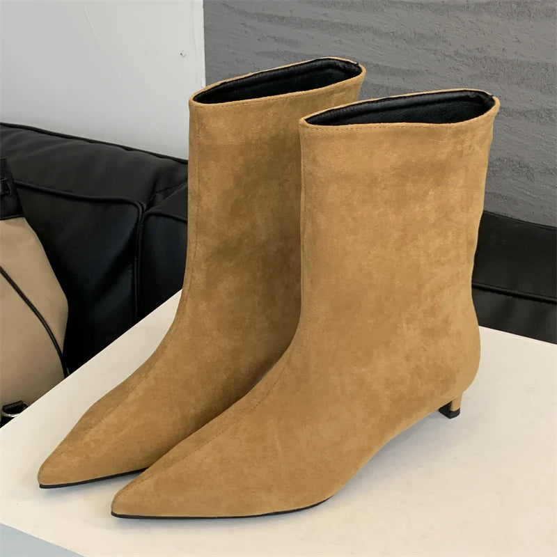 Botines de punta con tacón medio estilo vintage