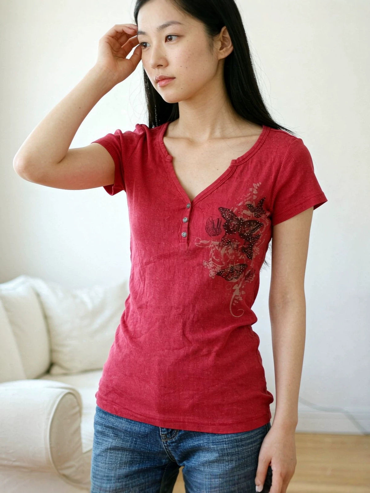 Camiseta con cuello pico y estampado abstracto