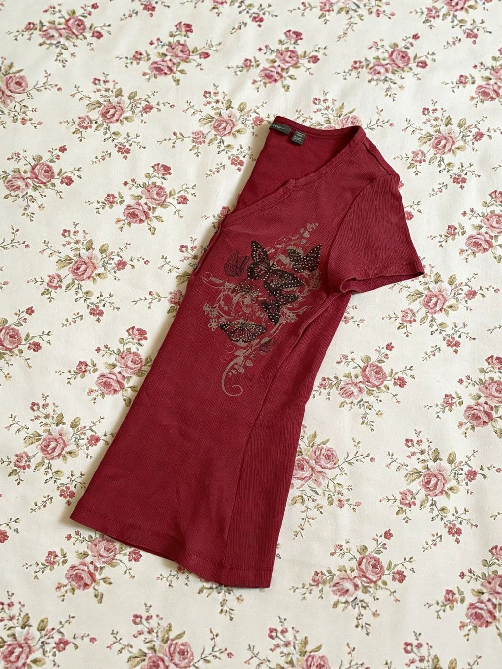 Camiseta con cuello pico y estampado abstracto