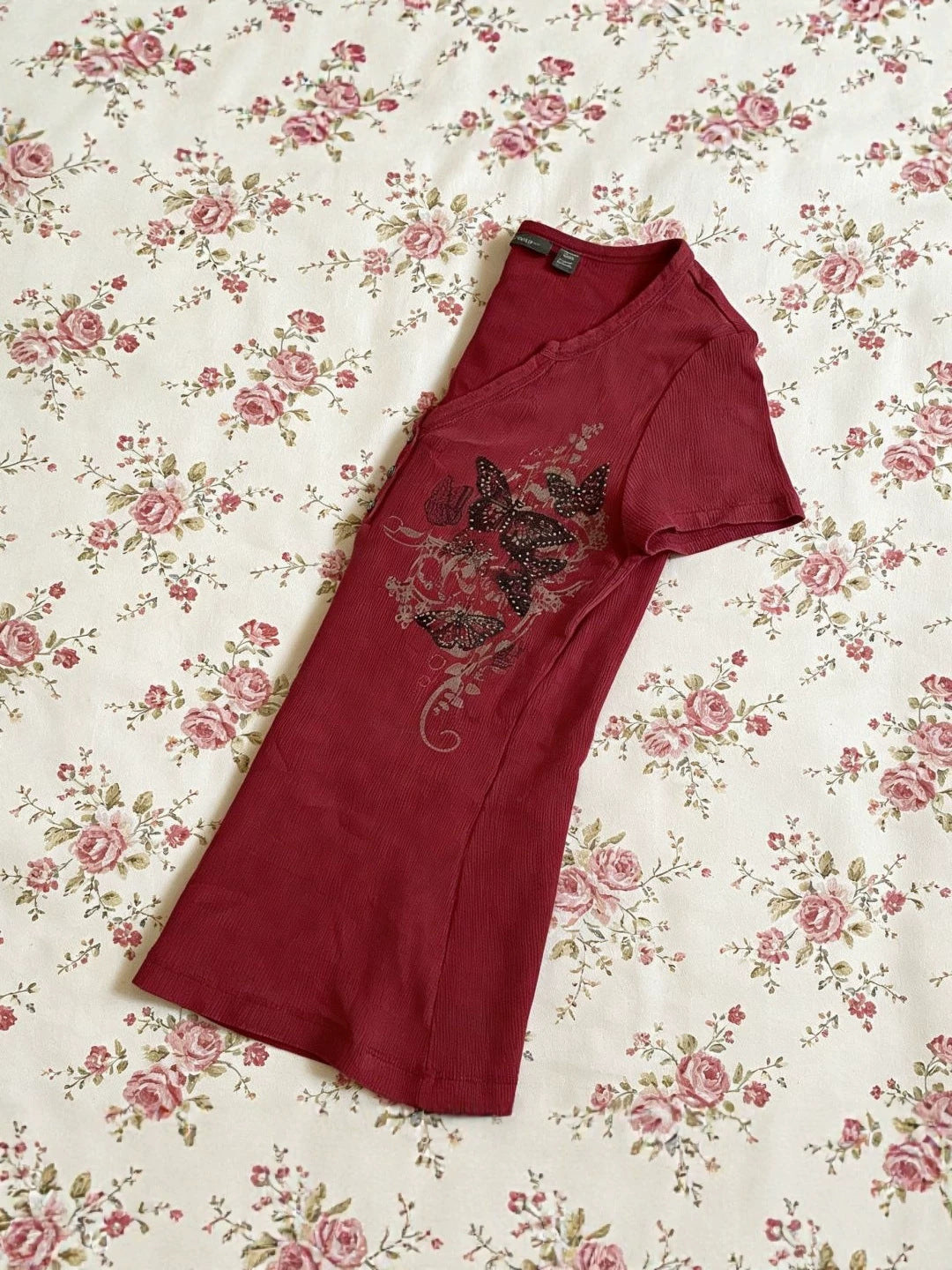 Camiseta con cuello pico y estampado abstracto