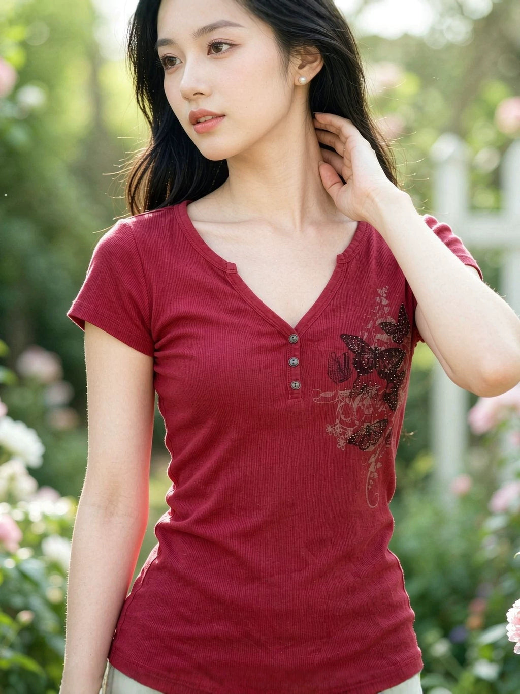 Camiseta con cuello pico y estampado abstracto